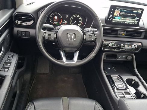 Used 2023 Honda Pilot Touring image 2