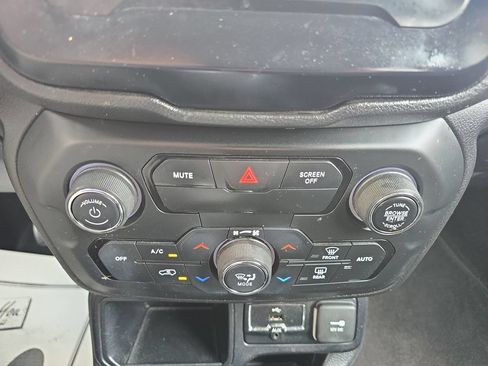 Used 2018 Jeep Renegade Latitude FWD image 25