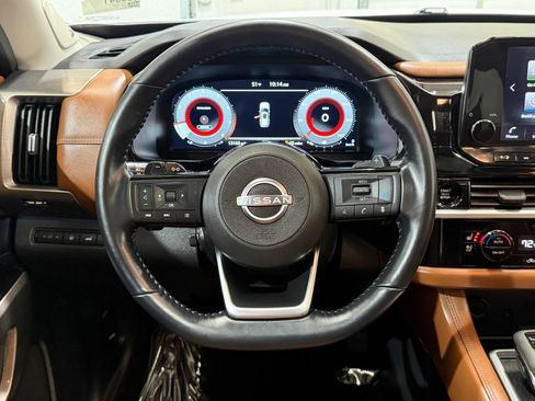 Used 2025 Nissan Pathfinder Platinum AWD/4WD image 18
