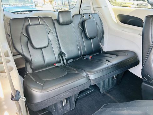 Used 2023 Chrysler Pacifica Touring-L image 31