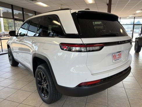 New 2025 Jeep Grand Cherokee Altitude image 5