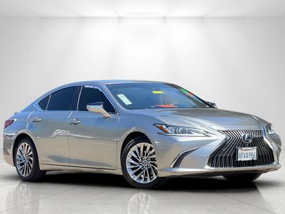 Used 2019 Lexus ES 300h w/ Accessory Package 2