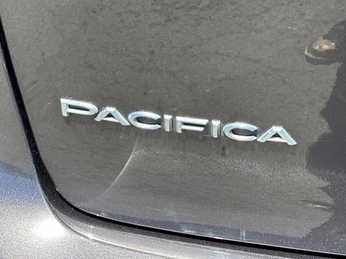 Used 2023 Chrysler Pacifica Touring-L FWD image 26