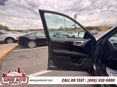 Used 2017 Nissan Pathfinder S image 10