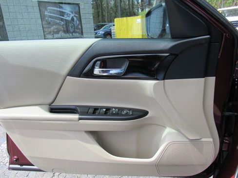Used 2017 Honda Accord LX image 6