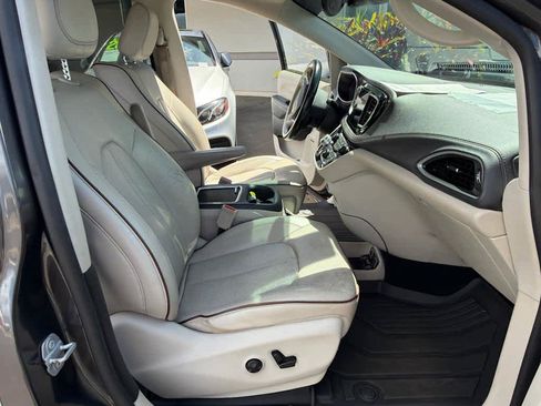 Used 2017 Chrysler Pacifica Limited FWD image 12