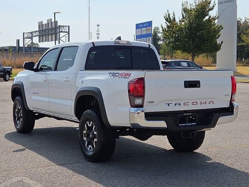 Used 2019 Toyota Tacoma TRD Off-Road AWD/4WD image 4