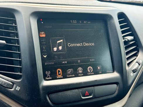 Used 2016 Jeep Cherokee Latitude w/ Cold Weather Group AWD/4WD image 24