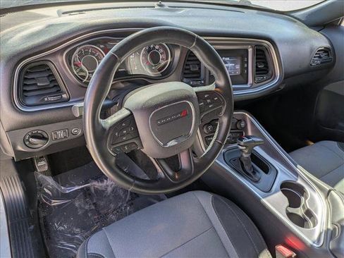 Used 2015 Dodge Challenger SXT image 9