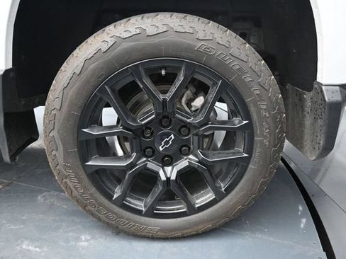 Used 2024 Chevrolet Colorado Z71 w/ LPO, Dark Essentials Package AWD/4WD image 11