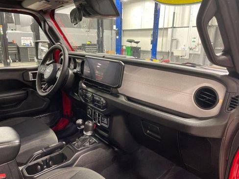 Used 2024 Jeep Wrangler Unlimited w/ Convenience Group AWD/4WD image 15
