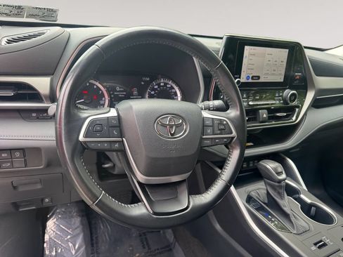 Used 2023 Toyota Highlander XLE AWD/4WD image 12