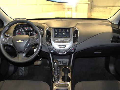 Used 2019 Chevrolet Cruze LT FWD image 9