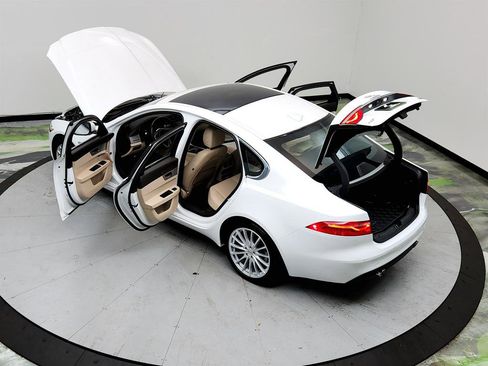 Used 2020 Jaguar XF Prestige AWD/4WD image 40
