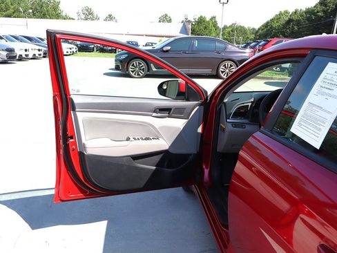 Used 2017 Hyundai Elantra SE FWD image 29