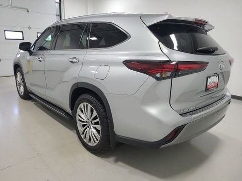 Certified 2024 Toyota Highlander Platinum FWD image 43