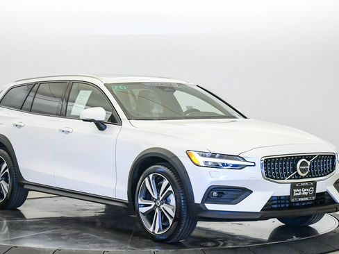 Certified 2026 Volvo V60 B5 Cross Country Plus w/ Climate Package AWD/4WD image 6