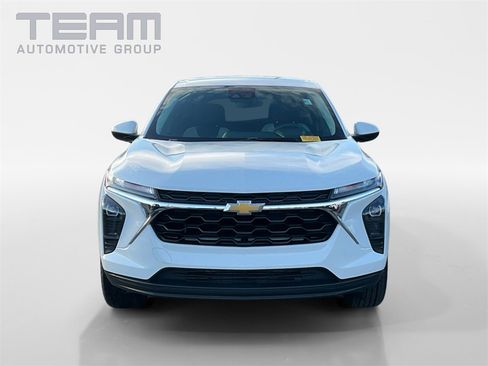 Used 2024 Chevrolet Trax LS w/ LS Convenience Package image 2