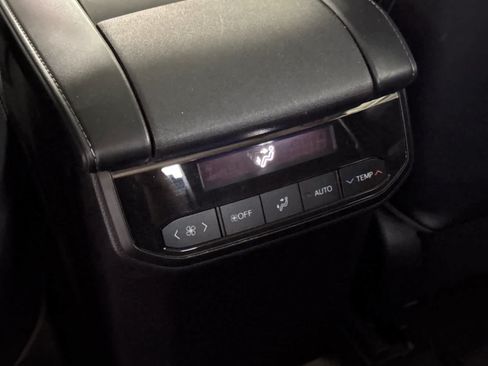 Used 2023 Toyota Highlander XLE FWD image 14
