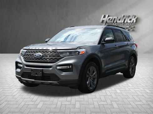 Used 2023 Ford Explorer XLT w/ Equipment Group 202A RWD image 5