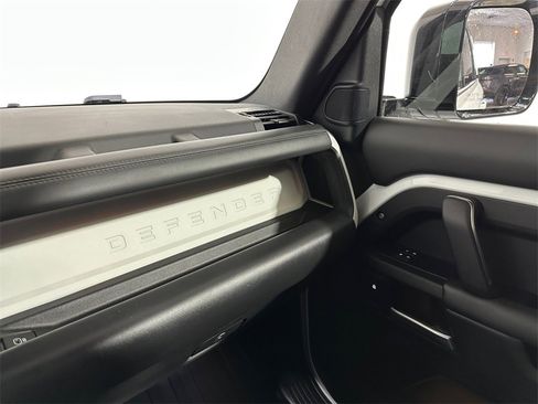 Used 2025 Land Rover Defender 110 X-Dynamic SE image 21