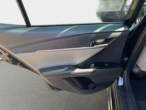 Used 2025 Toyota Camry SE w/ Convenience Package image 12