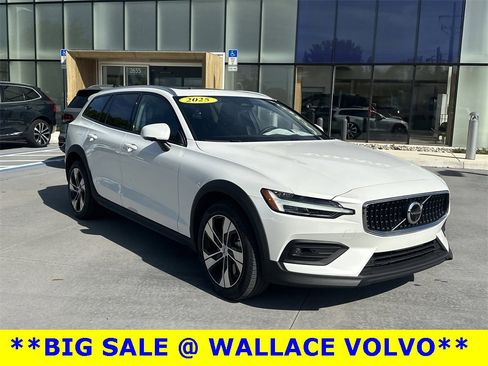 Used 2025 Volvo V60 B5 Cross Country Plus image 4
