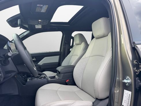 Used 2025 Toyota Tacoma Limited AWD/4WD image 9