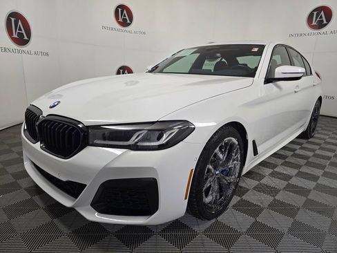 Used 2022 BMW 530i xDrive w/ M Sport Package image 4