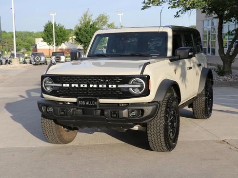 Used 2025 Ford Bronco Badlands AWD/4WD image 3