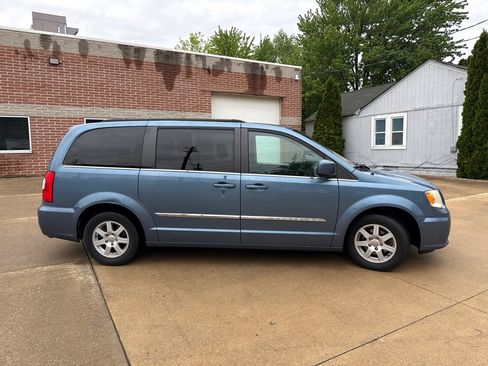 Used 2012 Chrysler Town & Country Touring FWD image 4