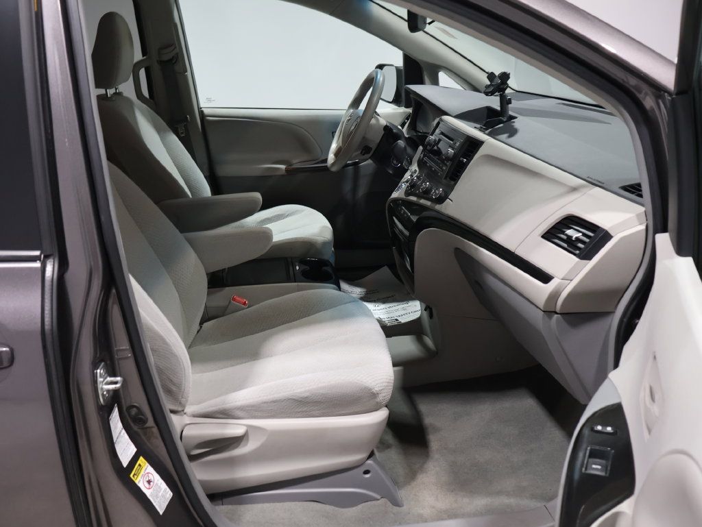 Used 2012 Toyota Sienna LE w/ Towing Pkg AWD/4WD image 19