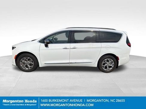 Used 2023 Chrysler Pacifica Limited w/ Uconnect Theater Family Group image 3
