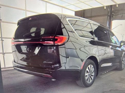Used 2023 Chrysler Pacifica Touring-L FWD image 2
