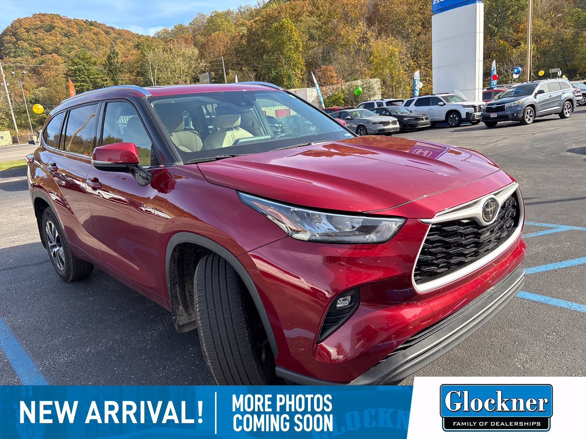 Used 2020 Toyota Highlander XLE AWD/4WD image 3
