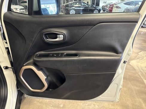 Used 2016 Jeep Renegade Limited image 29