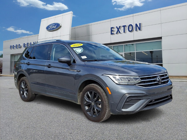 Used 2024 Volkswagen Tiguan SE AWD/4WD image 1