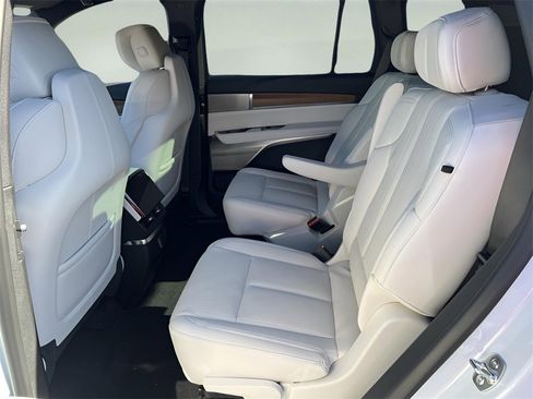 New 2026 Cadillac Vistiq Luxury image 13