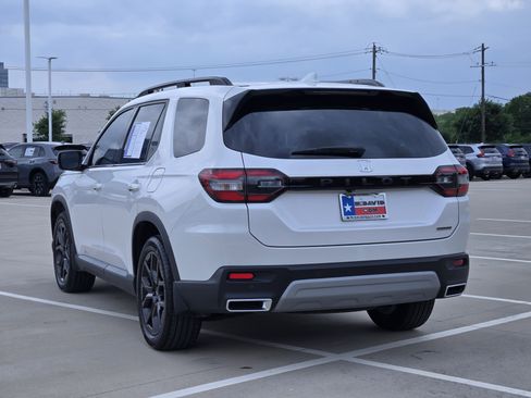 Certified 2025 Honda Pilot Touring image 8