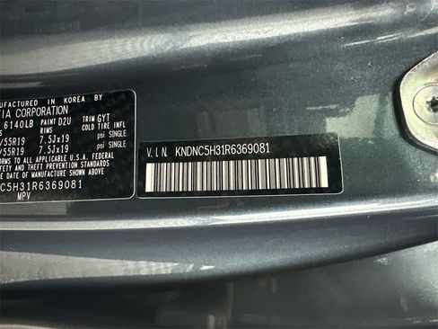 Used 2024 Kia Carnival EX image 34