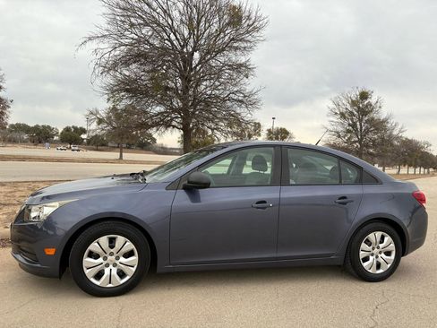 Used 2014 Chevrolet Cruze LS image 9