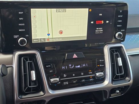 Used 2023 Kia Sorento EX image 16