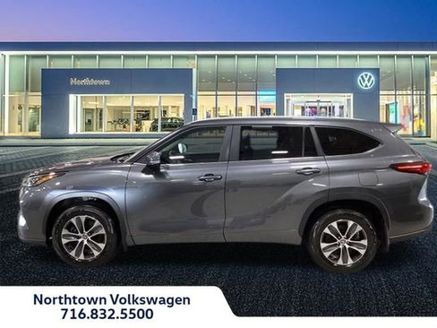 Used 2023 Toyota Highlander XLE AWD/4WD image 2