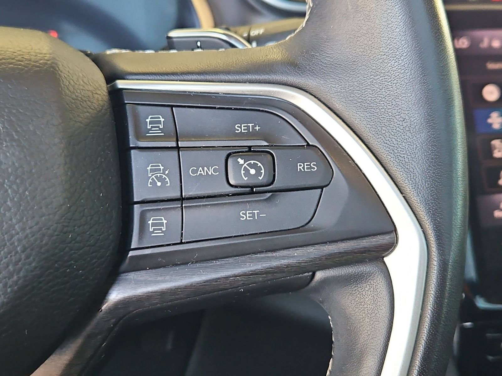 Used 2022 Jeep Grand Cherokee L Limited w/ Black Appearance Package RWD image 14