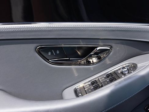 Certified 2025 Bentley Continental GTC AWD/4WD image 23