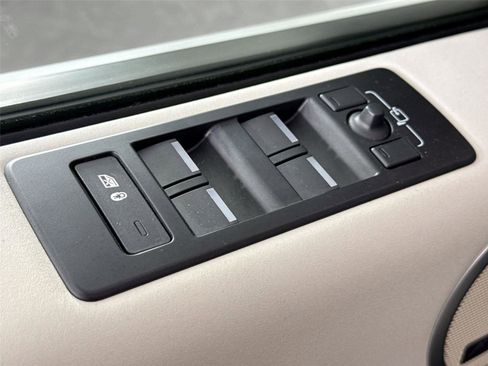 Used 2024 Land Rover Discovery S image 29