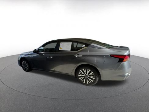 Used 2025 Nissan Altima 2.5 SV image 10