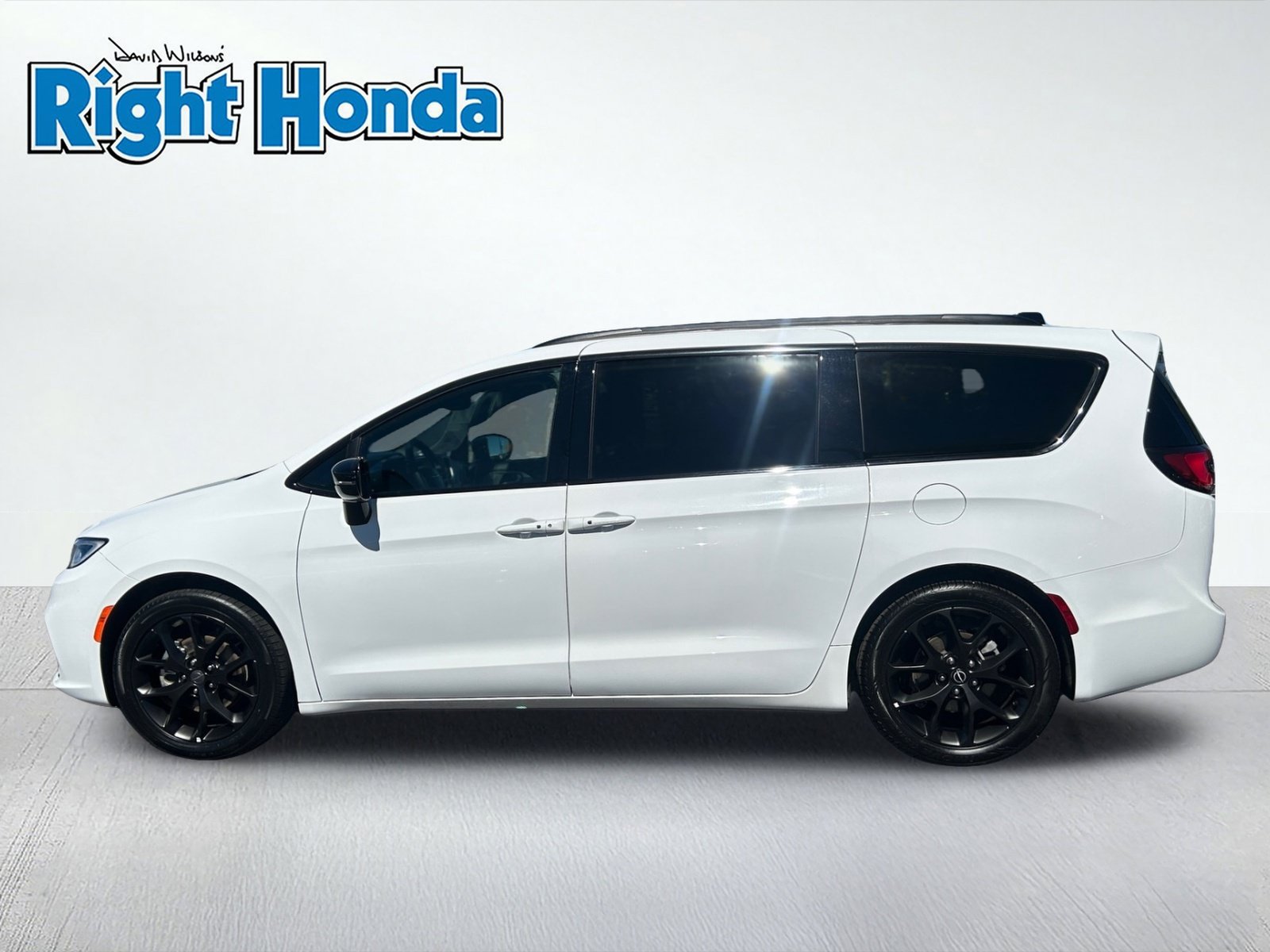 Used 2025 Chrysler Pacifica Limited FWD image 3