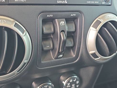 Used 2017 Jeep Wrangler Unlimited Rubicon w/ Connectivity Group image 12