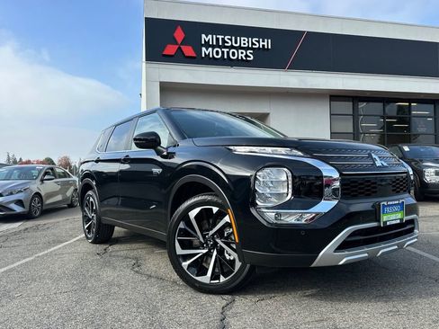 New 2025 Mitsubishi Outlander SE image 2